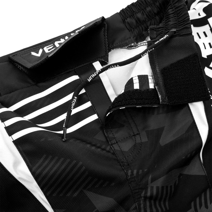 venum okinawa 2.0 fightshorts - schwarzweiß